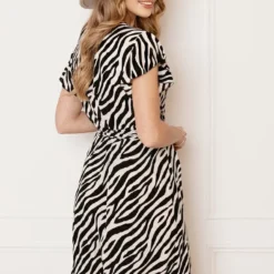 Strik Jurk Zebraprint Jade Zwart Wit 10 Strik Jurk Zebraprint Jade Zwart Wit -Mooie Stijl Verkoop Strik Jurk Zebraprint Jade Zwart Wit 1 586x900 1