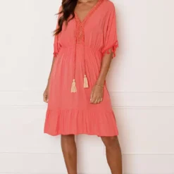 V-hals Lurex Jurk Maris Koraal -Mooie Stijl Verkoop V HALS LUREX JURK MARIS KORAAL 2 586x900 1