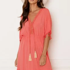 Deal V-hals Lurex Jurk Maris -Mooie Stijl Verkoop V HALS LUREX JURK MARIS KORAAL 3 586x900 2