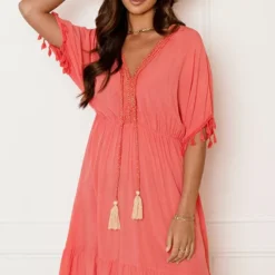 V-hals Lurex Jurk Maris Koraal -Mooie Stijl Verkoop V HALS LUREX JURK MARIS KORAAL 5 586x900 1