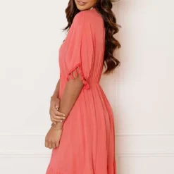 V-hals Lurex Jurk Maris Koraal -Mooie Stijl Verkoop V HALS LUREX JURK MARIS KORAAL 7 586x900 1