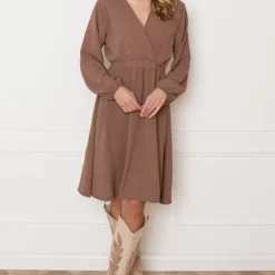 V-hals Jurk Kate Taupe -Mooie Stijl Verkoop V hals Jurk Kate Taupe 1 586x900 1