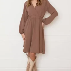 V-hals Jurk Kate Taupe -Mooie Stijl Verkoop V hals Jurk Kate Taupe 10 586x900 1