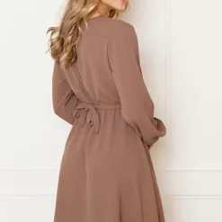 V-hals Jurk Kate Taupe -Mooie Stijl Verkoop V hals Jurk Kate Taupe 8 586x900 1