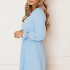 V-hals Knopen Jurk Emmy Babyblauw -Mooie Stijl Verkoop V hals Knopen Jurk Emmy Babyblauw 3 586x900 1