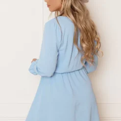 V-hals Knopen Jurk Emmy Babyblauw -Mooie Stijl Verkoop V hals Knopen Jurk Emmy Babyblauw 4 586x900 1