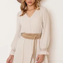 Deal V-hals Knopen Jurk Emmy -Mooie Stijl Verkoop V hals Knopen Jurk Emmy Beige 5 586x900 2