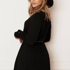 V-hals Knopen Jurk Emmy Zwart -Mooie Stijl Verkoop V hals Knopen Jurk Emmy Zwart 4 586x900 1