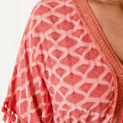 V-hals Lurex Jurk Print Maris Koraal -Mooie Stijl Verkoop V hals Lurex Jurk Print Maris Koraal 2 586x900 1