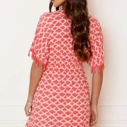 V-hals Lurex Jurk Print Maris Koraal -Mooie Stijl Verkoop V hals Lurex Jurk Print Maris Koraal 7 586x900 1