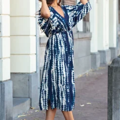 V-hals Print Jurk Gianna Marine -Mooie Stijl Verkoop V hals Print Jurk Gianna Marine 2 586x900 1