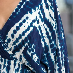 V-hals Print Jurk Gianna Marine -Mooie Stijl Verkoop V hals Print Jurk Gianna Marine 4 586x900 1